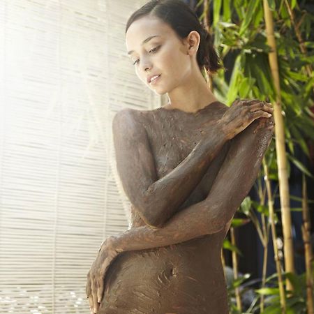 Hard Rock Hotel Goa Calangute Exterior foto A woman with mud on her body