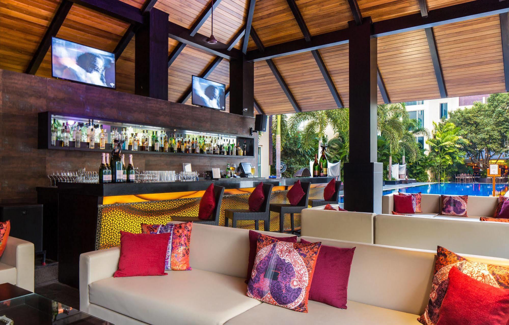 Hard Rock Hotel Goa Calangute Exterior foto The bar at the pool